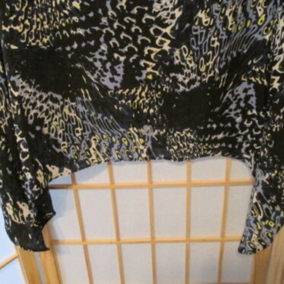 Cato Geometric Print Sharkbite Hem Blouse Sz S - Picture 4 of 5